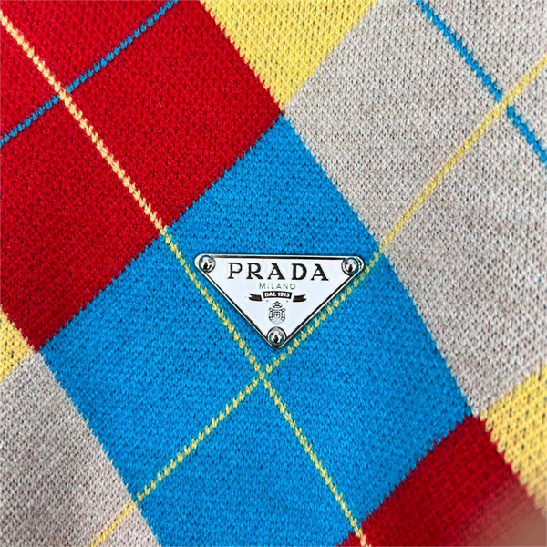 プラダ スーパーコピー セーター 注目 アーガイル ロゴ ニット ワンサイズ レディース ポロ 魅力感 PRADA 