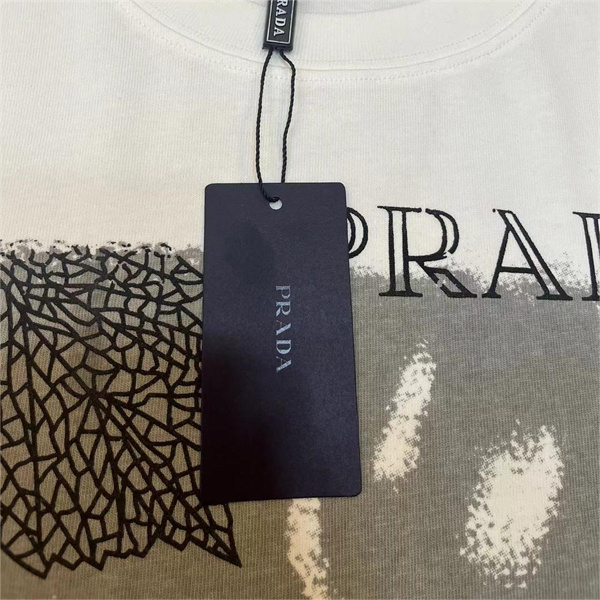 プラダ スーパーコピー Ｔシャツ ロゴ プリント柄 純綿素材 2色 葉 落書き 定番 オシャレ PRADA