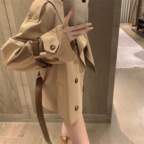 プラダ スーパーコピー コート メタル 三角 ロゴ ボダン ショート 大人気 レディース PRADA