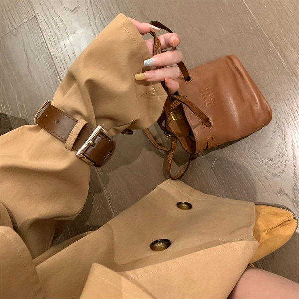 プラダ スーパーコピー コート メタル 三角 ロゴ ボダン ショート 大人気 レディース PRADA