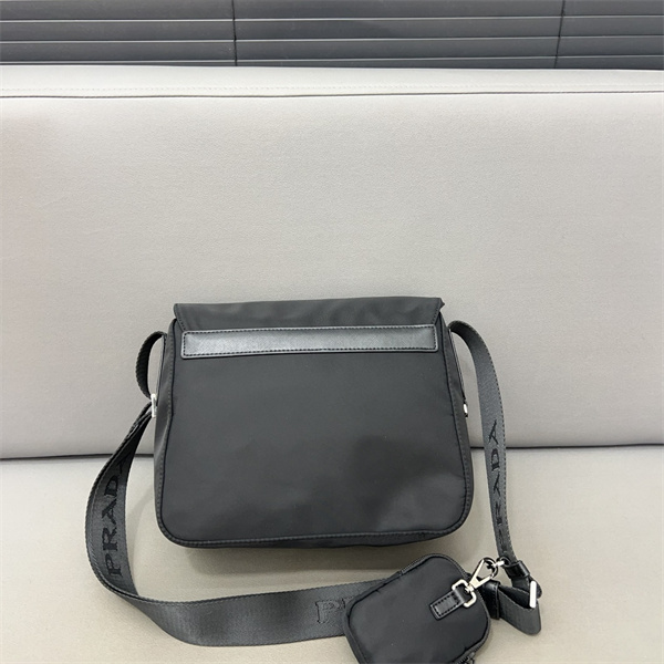 プラダ コピー メッセンジャーバッグ メンズ メタル ロゴ 収納力 ナイロン素材 エコ PRADA