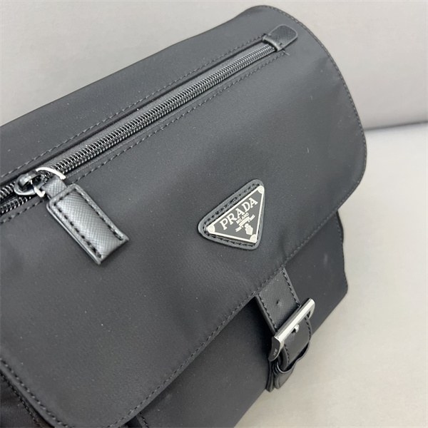 プラダ コピー メッセンジャーバッグ メンズ メタル ロゴ 収納力 ナイロン素材 エコ PRADA