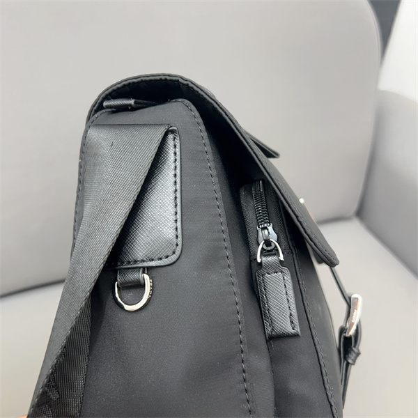 プラダ コピー メッセンジャーバッグ メンズ メタル ロゴ 収納力 ナイロン素材 エコ PRADA