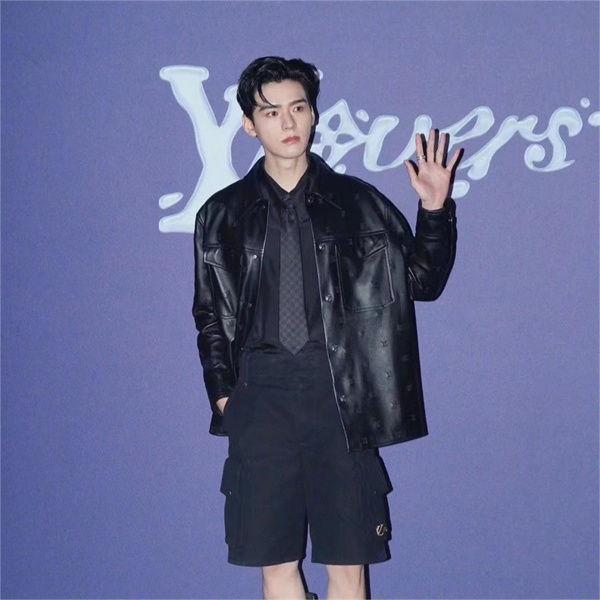 LOUIS VUITTON スーパーコピー ハーフパンツ カーゴショーツ 黒 コットン シグネチャー ロゴ ルイヴィトン