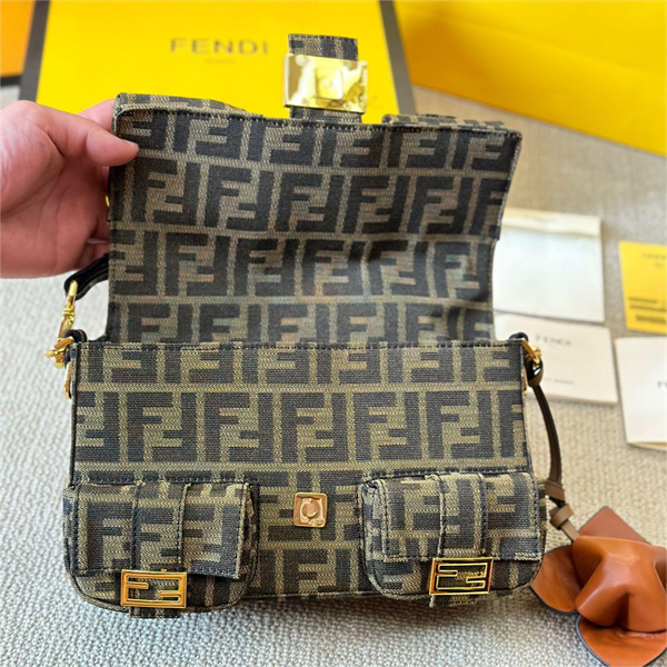 フェンディ スーパーコピー ショルダーバッグ マルチポケット バゲット FF ロゴ ジャカード フェンディ