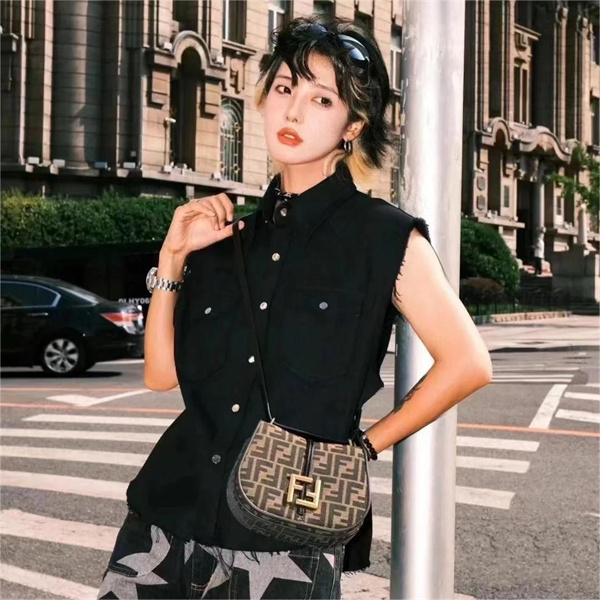 FENDI スーパーコピー ショルダーバッグ ブラウンファブリック チャーム ナノ フェンディ