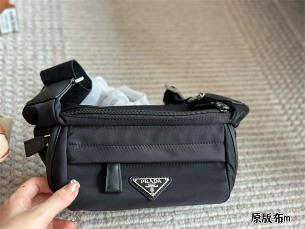 機能性抜群 プラダ コピー メッセンジャーバッグ メンズ SAFFIANO クロスボディバッグ コンパクト収納 PRADA