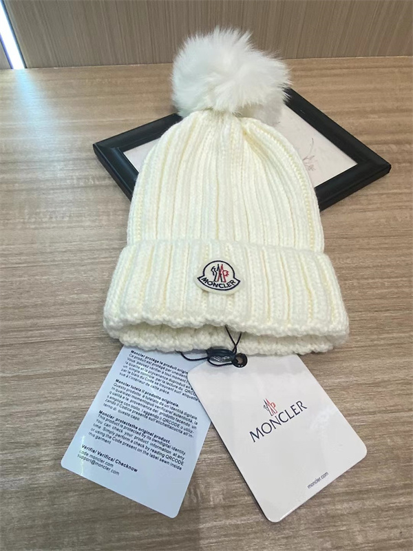 冬の必須アイテム モンクレール スーパーコピー ニット帽子 ファーボンボン付き MONCLER ぼんぼん 暖かさ