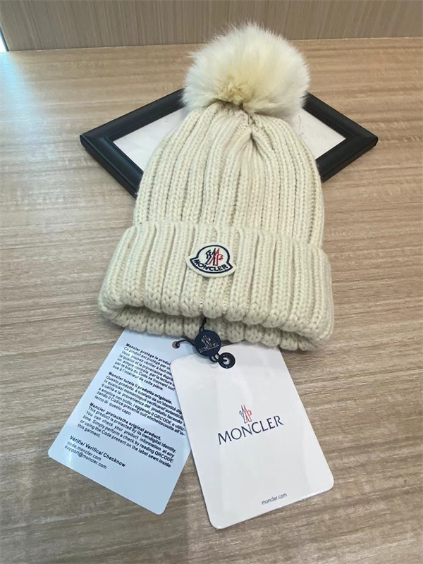 冬の必須アイテム モンクレール スーパーコピー ニット帽子 ファーボンボン付き MONCLER ぼんぼん 暖かさ