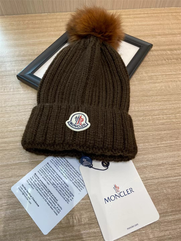 冬の必須アイテム モンクレール スーパーコピー ニット帽子 ファーボンボン付き MONCLER ぼんぼん 暖かさ