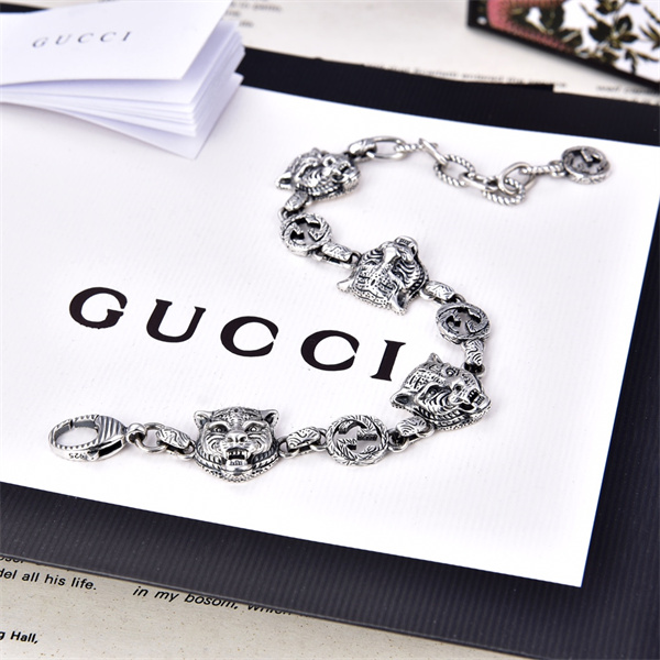 GUCCI コピー ブレスレット 洗練された 高級感 シルバーチェーン エレガント フォーマル 