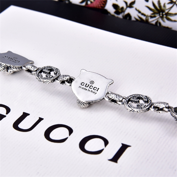 GUCCI コピー ブレスレット 洗練された 高級感 シルバーチェーン エレガント フォーマル 