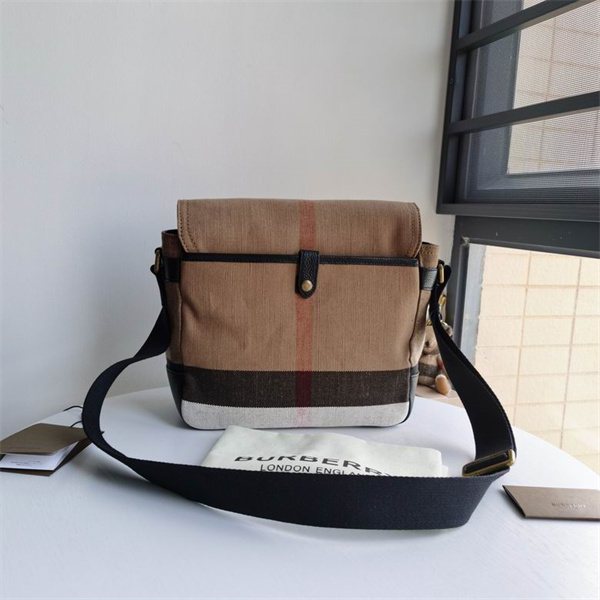 BALENCIAGA コピー バックパック リサイクルナイロン コンパクト サイズ ダブルジップ開閉 調節可能 バレンシアガ 