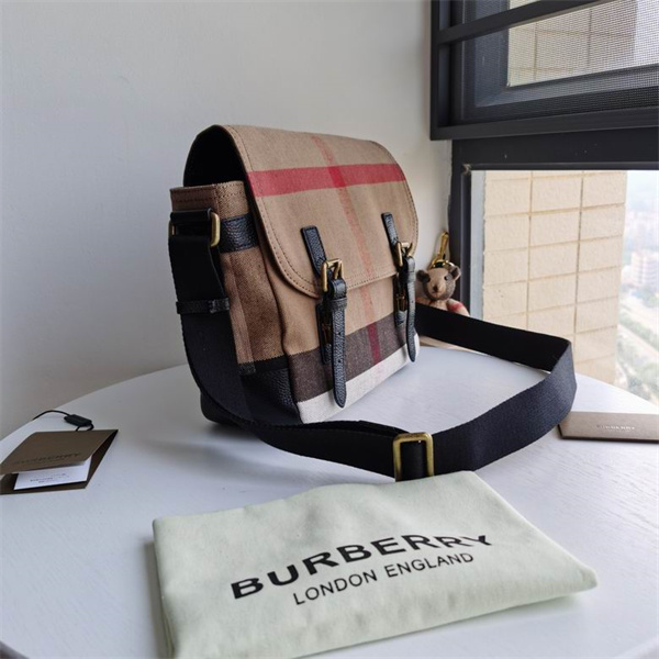 BALENCIAGA コピー バックパック リサイクルナイロン コンパクト サイズ ダブルジップ開閉 調節可能 バレンシアガ 