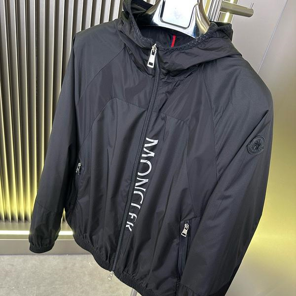 モンクレール スーパーコピー ジャケット 縦ロゴ プリント 防風性 フルジップ フード付き MONCLER