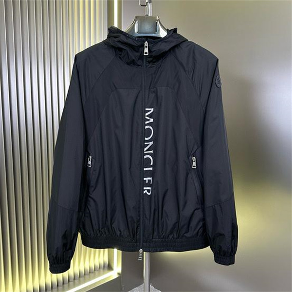 モンクレール スーパーコピー ジャケット 縦ロゴ プリント 防風性 フルジップ フード付き MONCLER