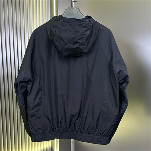 モンクレール スーパーコピー ジャケット 縦ロゴ プリント 防風性 フルジップ フード付き MONCLER