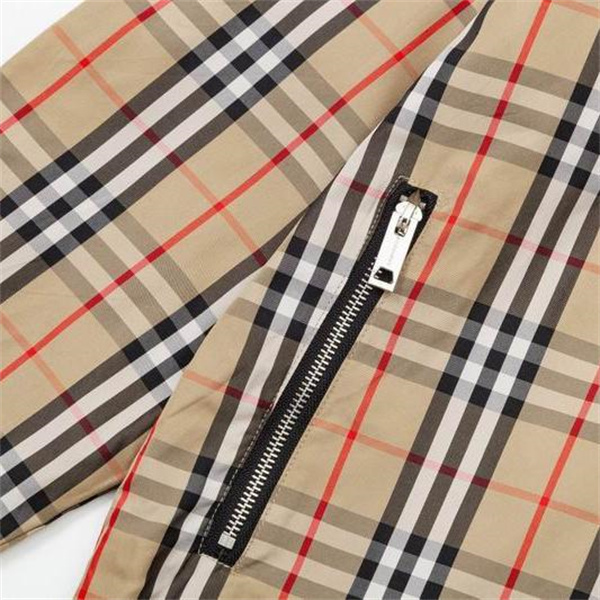 BURBERRY 偽物 ジャケット チェック柄 クラシックデザイン ベージュカラー フード付き バーバリー