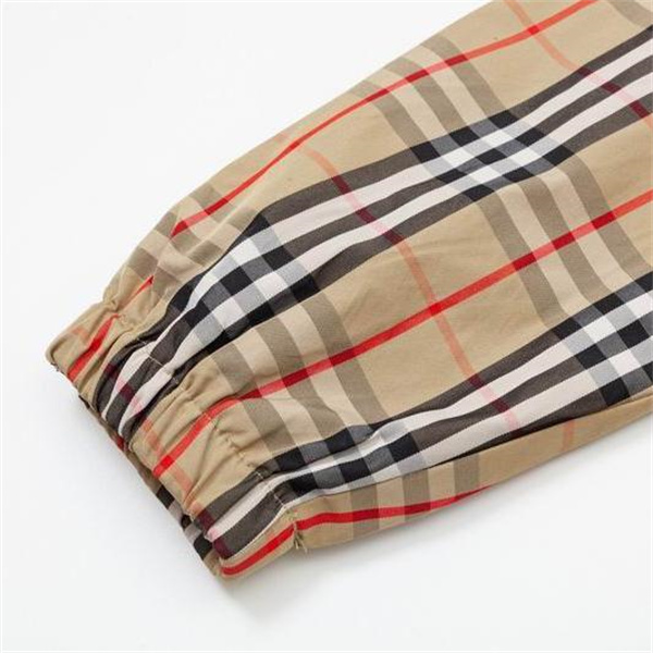 BURBERRY 偽物 ジャケット チェック柄 クラシックデザイン ベージュカラー フード付き バーバリー