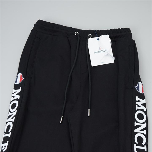 モンクレール スーパーコピー スウェットパンツ 両サイド 大きなロゴ スポーティー MONCLER 