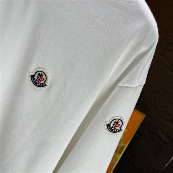 モンクレール 偽物 長袖Tシャツ ロゴ パッチ付き 上質 コットン素材 MONCLER