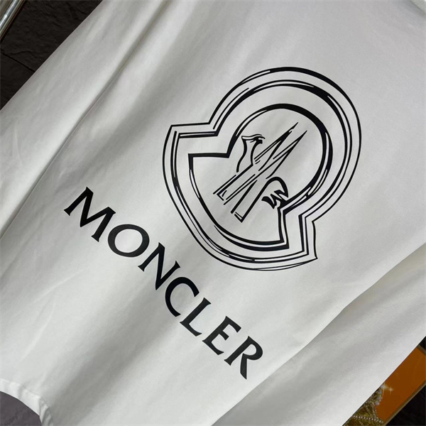 MONCLER コピー 長袖Tシャツ アイコニックエンブレム バックロゴ入り モンクレール 