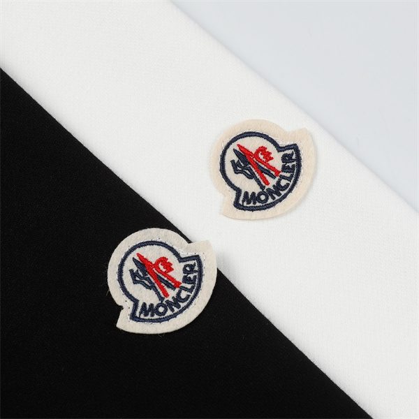 Moncler 偽物 トレーナー クラシックロゴ デザイン シンプルカラーバリエーション ブラック ピンク ブルー モンクレール