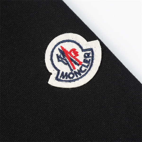 Moncler 偽物 トレーナー クラシックロゴ デザイン シンプルカラーバリエーション ブラック ピンク ブルー モンクレール