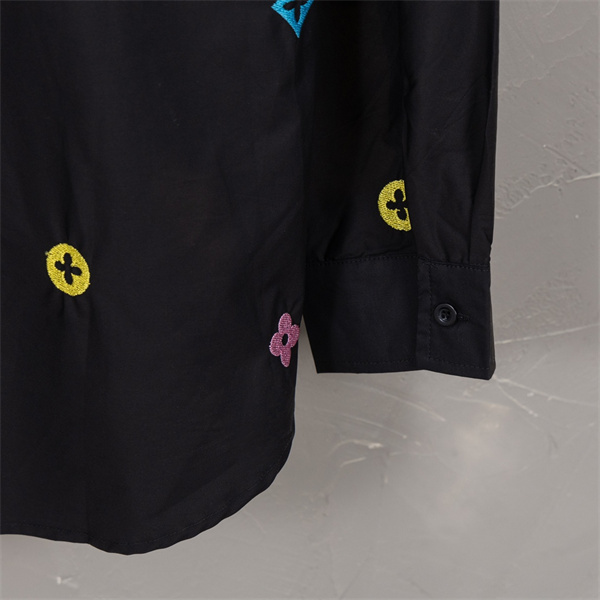 ルイヴィトン コピー シャツ 白地×ピンク＆ブルーモチーフ 洗練された一枚 LOUIS VUITTON