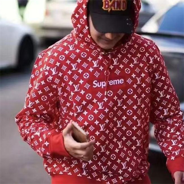 Supreme x ルイヴィトン 偽物 パーカー 赤地 白 LV モノグラム 刺繍 ストリートスタイル LOUIS VUITTON
