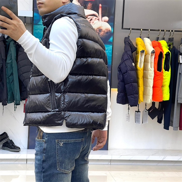 モンクレール コピー ダウンベスト 軽量性 暖かさ モダンな雰囲気 特徴 立体感 MONCLER 