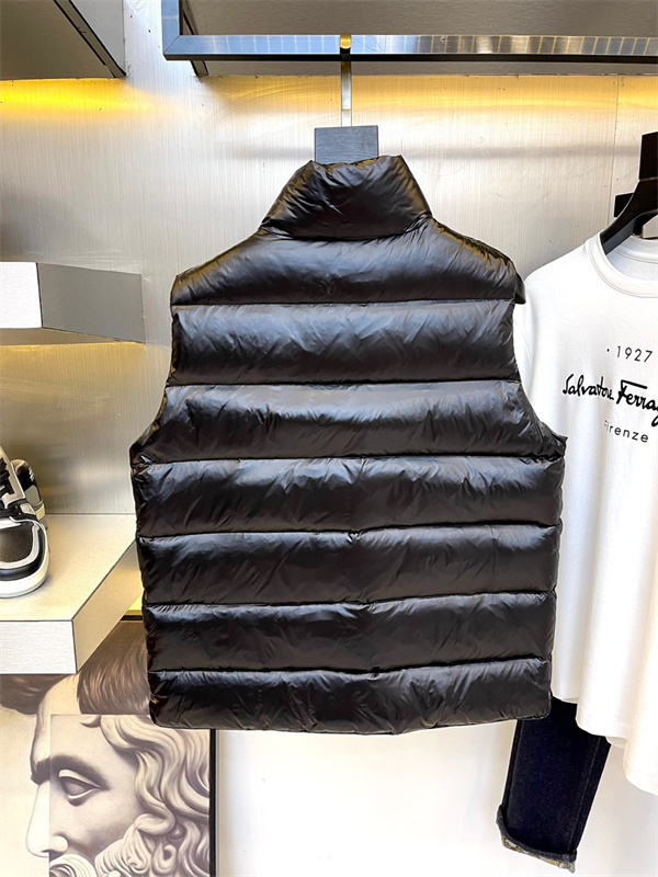 モンクレール コピー ダウンベスト 軽量性 暖かさ モダンな雰囲気 特徴 立体感 MONCLER 