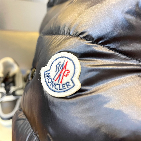 モンクレール コピー ダウンベスト 軽量性 暖かさ モダンな雰囲気 特徴 立体感 MONCLER 