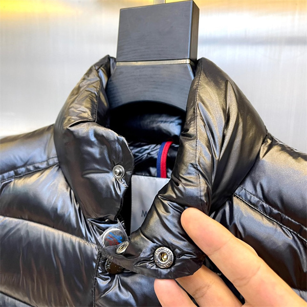 モンクレール コピー ダウンベスト 軽量性 暖かさ モダンな雰囲気 特徴 立体感 MONCLER 