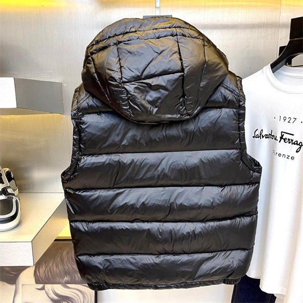 MONCLER 偽物 ダウンベスト 快適性 実用性 モンクレール 機能性とスタイル フード付き