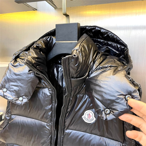 MONCLER 偽物 ダウンベスト 快適性 実用性 モンクレール 機能性とスタイル フード付き