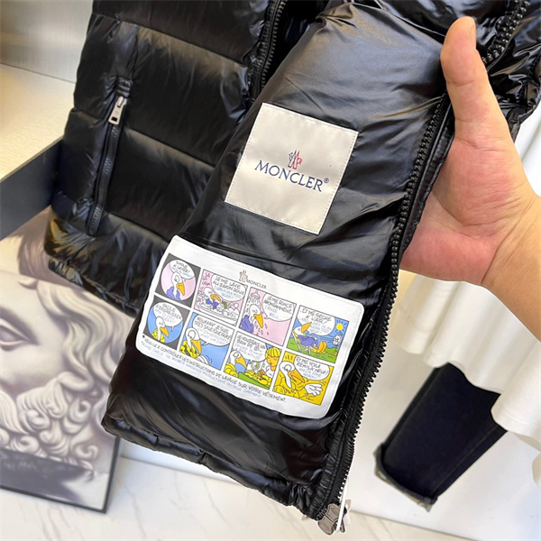 MONCLER 偽物 ダウンベスト 快適性 実用性 モンクレール 機能性とスタイル フード付き