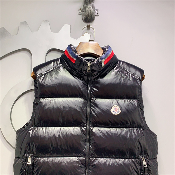 モンクレール スーパーコピー ダウンベスト トリコロールアクセント スポーティー MONCLER