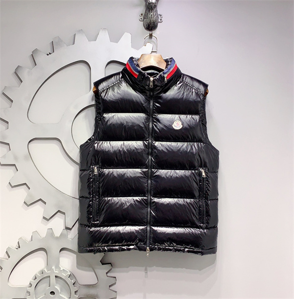 モンクレール スーパーコピー ダウンベスト トリコロールアクセント スポーティー MONCLER