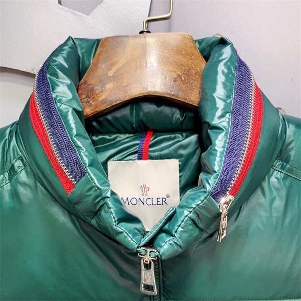 モンクレール スーパーコピー ダウンベスト トリコロールアクセント スポーティー MONCLER