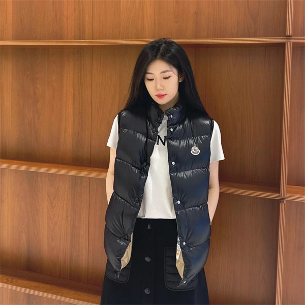 MONCLER コピー ダウンベスト 高級感 フィット感 2色 軽量 保温性 MONCLER 