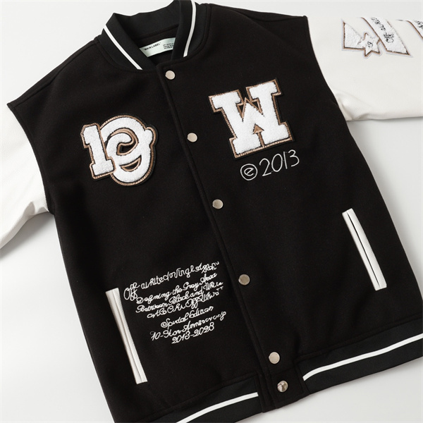 Off-White スーパーコピージャケット 黒と白 刺繍ロゴ「CLASS OF 2013」バナー風デザイン オフホワイト