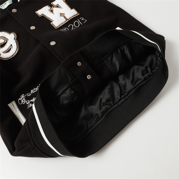 Off-White スーパーコピージャケット 黒と白 刺繍ロゴ「CLASS OF 2013」バナー風デザイン オフホワイト