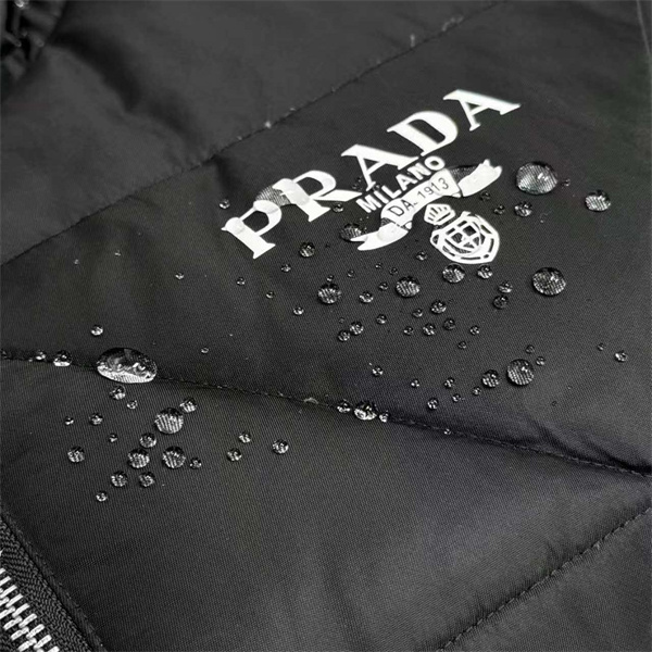 プラダ スーパーコピー ダウンジャケット MILANO ロゴ 防水機能 ダイヤモンドキルティング PRADA 