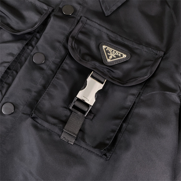 PRADA スーパーコピー ジャケット シルバーバックル トライアングルロゴ ブラック基調 デザイン プラダ