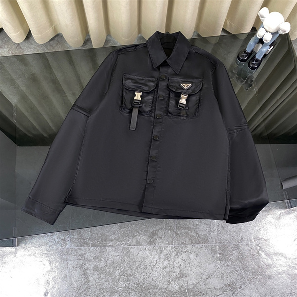 PRADA スーパーコピー ジャケット シルバーバックル トライアングルロゴ ブラック基調 デザイン プラダ