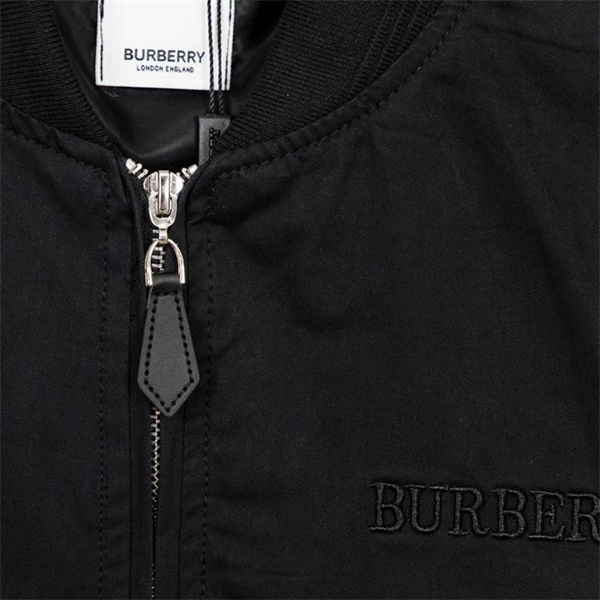 バーバリー 偽物 ジャケット ブラック 刺繍ロゴ 高級感 クラシックスタイル BURBERRY