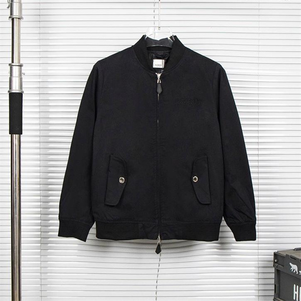 バーバリー 偽物 ジャケット ブラック 刺繍ロゴ 高級感 クラシックスタイル BURBERRY
