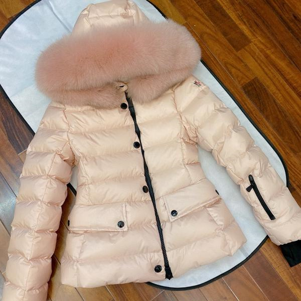 MONCLER スーパーコピー ダウンジャケット ブラック 光沢生地 ファーフード付き モンクレール