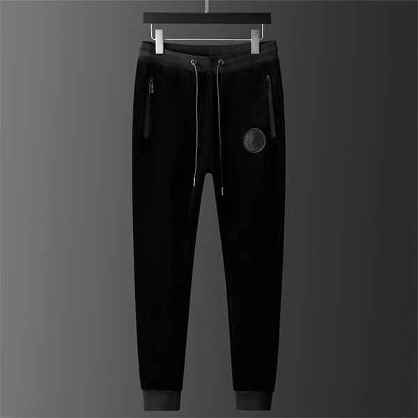 洗練スタイル VERSACE コピー セットアップ エンボス加工 メデューサ ロゴ ブラック 秋冬仕様 ヴェルサーチ